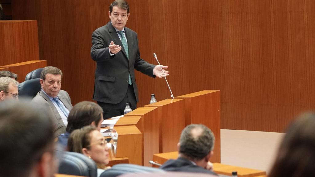 Mañueco durante la jornada del Pleno de las Cortes