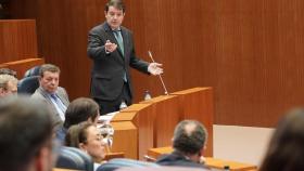 Mañueco durante la jornada del Pleno de las Cortes