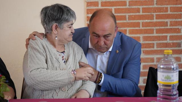 El presidente de la Diputación de Segovia, Miguel Ángel de Vicente, con una residente de la Residencia de Mayores 'La Alameda'