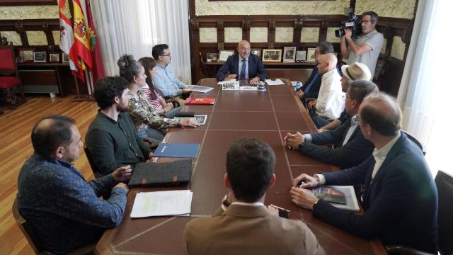 Reunión del alcalde de Valladolid, Jesús Julio, antes de la presentación del I Plan de Inclusión Social