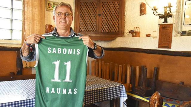 Santiago Hidalgo con la camiseta de Sabonis en su centenaria bodega
