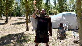 Uno de los asistentes al festival vestido de vikingo