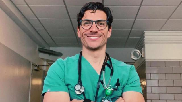 Mauricio González, médico internista y de Urgencias.