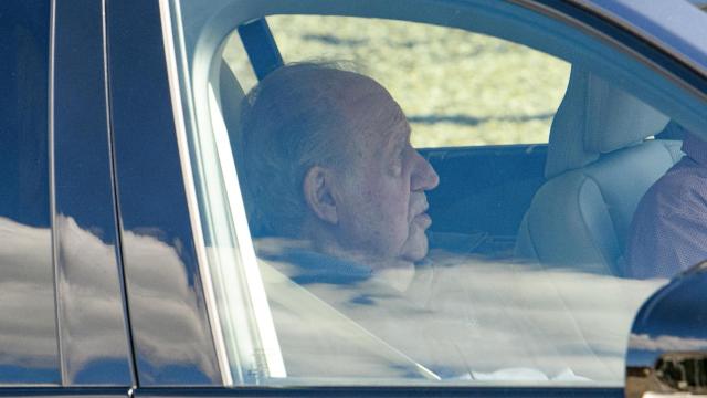 El rey Juan Carlos a su llegada este miércoles al aeropuerto de Vigo.