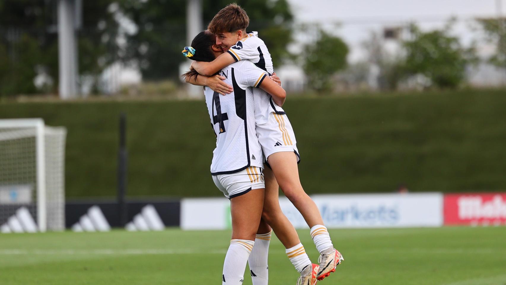 Paula Comendador del Real Madrid celebra un gol durante el partido contra el Athletic Club