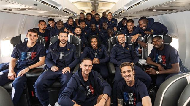 La expedición francesa posa en el avión al llegar a Alemania para disputar la Eurocopa.