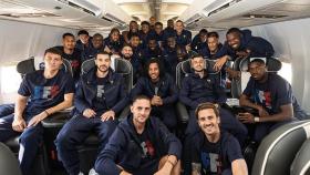 La expedición francesa posa en el avión al llegar a Alemania para disputar la Eurocopa.