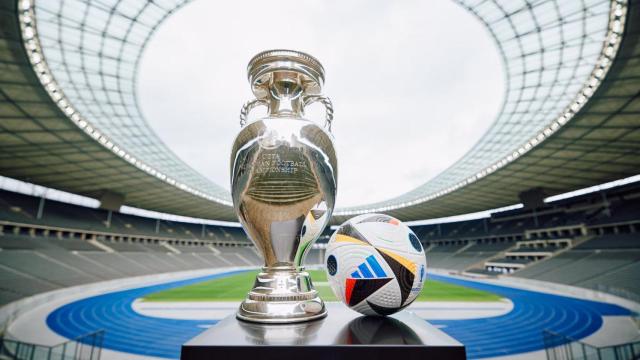 El trofeo de la Eurocopa junto al balón oficial de la edición del 2024