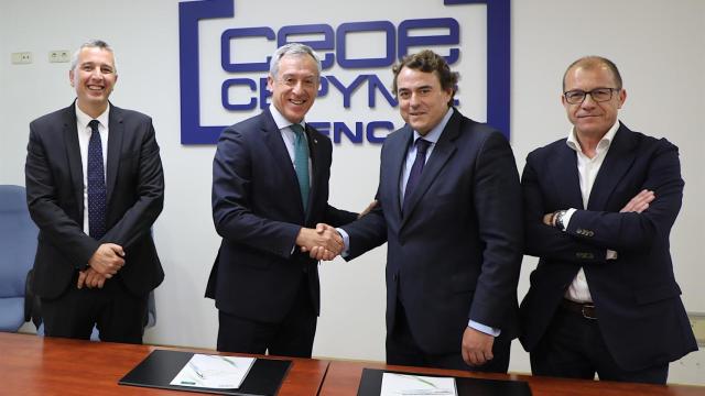 Firma de un convenio entre el presidente de Eurocaja Rural, Javier López, y el presidente de CEOE-Cepyme Cuenca, David Peña.
