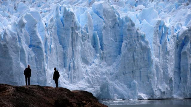 Imagen de archivo de dos turistas frente al Glaciar Perito Moreno, en 2020.