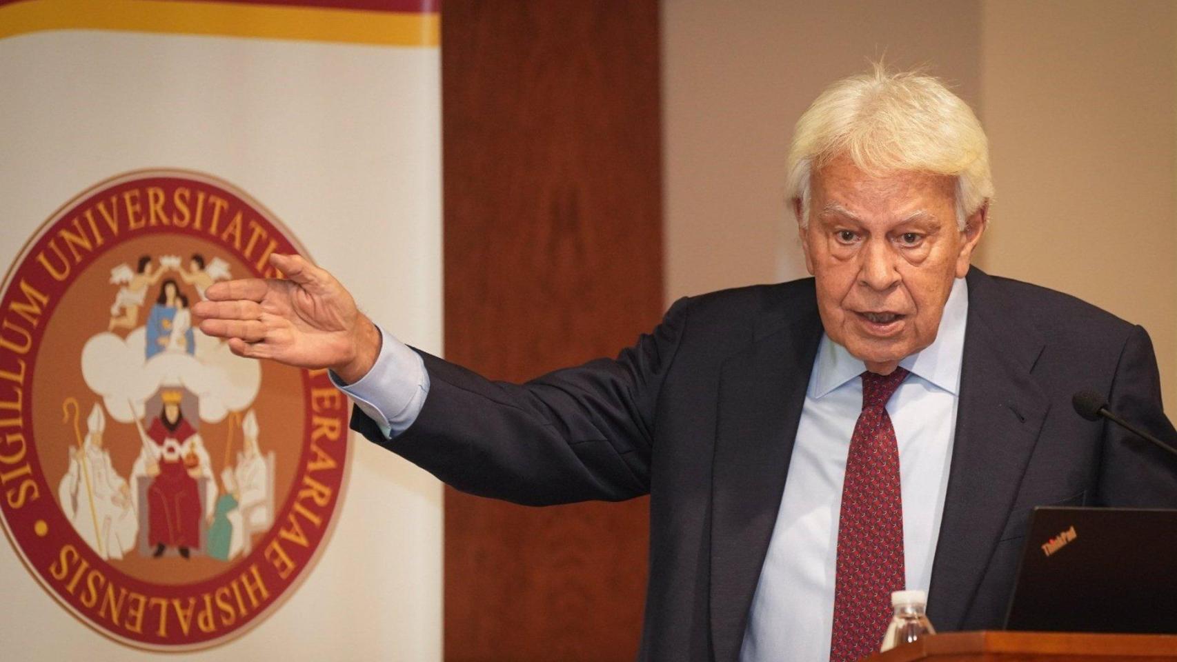 El expresidente Felipe González recoge el Premio Alumni de la Universidad de Sevilla.