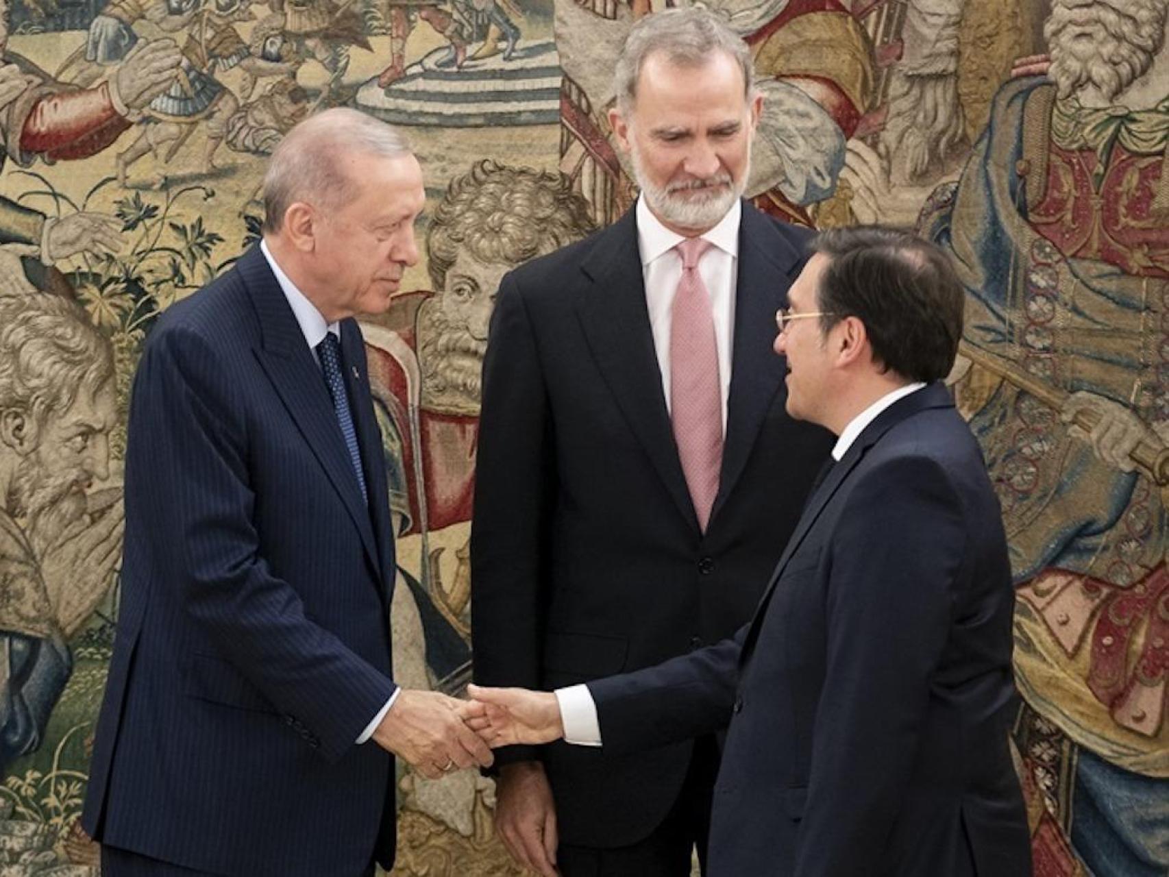 Erdogan saluda al ministro Albares, en presencia del Rey Felipe VI, este miércoles en Zarzuela.