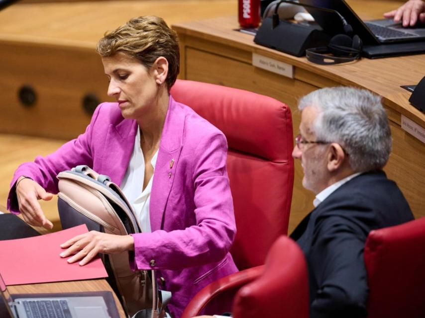 La presidenta de María Chivite, junto a su vicepresidente, Félix Taberna, este jueves en el Parlamento regional.