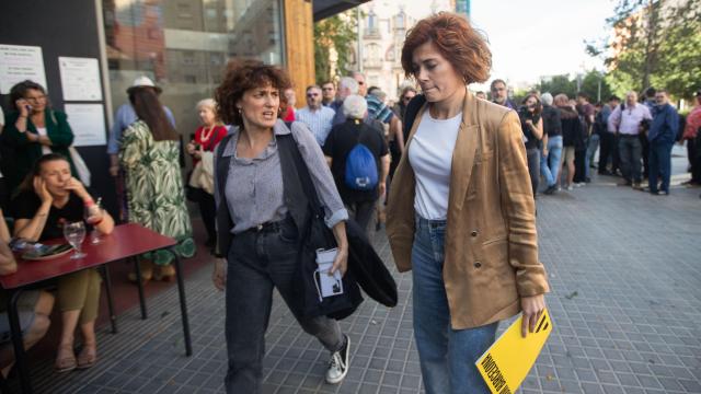 Elisenda Alamany, líder de ERC en Barcelona, increpada por una militante de base, a su llegada a la asamblea local.