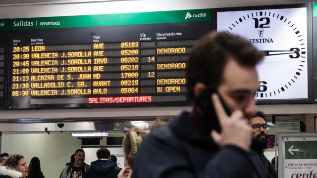 Pantalla informativa con viajes 'demorados' en la estación de Madrid-Chamartín-Clara Campoamor.