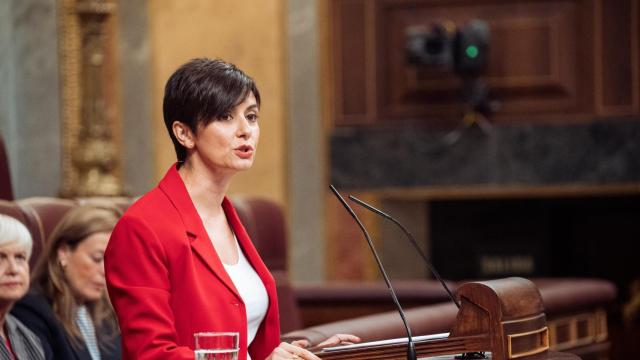 La ministra de Vivienda y Agenda Urbana, Isabel Rodríguez, interviene durante un pleno en el Congreso de los Diputados.