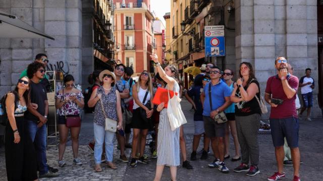 Varios turistas se fotografían en una de las calles cercanas a la Plaza Mayor de Madrid, en una imagen de 2019.