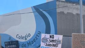 Manifestantes frente al Colegio Público Ramiro de Maeztu.
