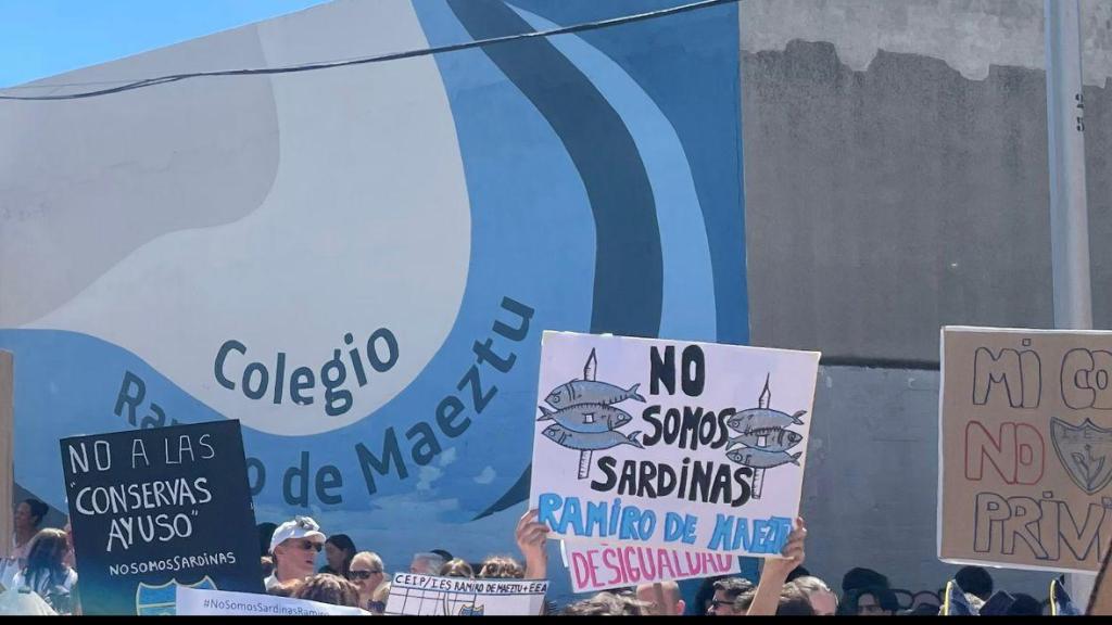 Manifestantes frente al Colegio Público Ramiro de Maeztu.