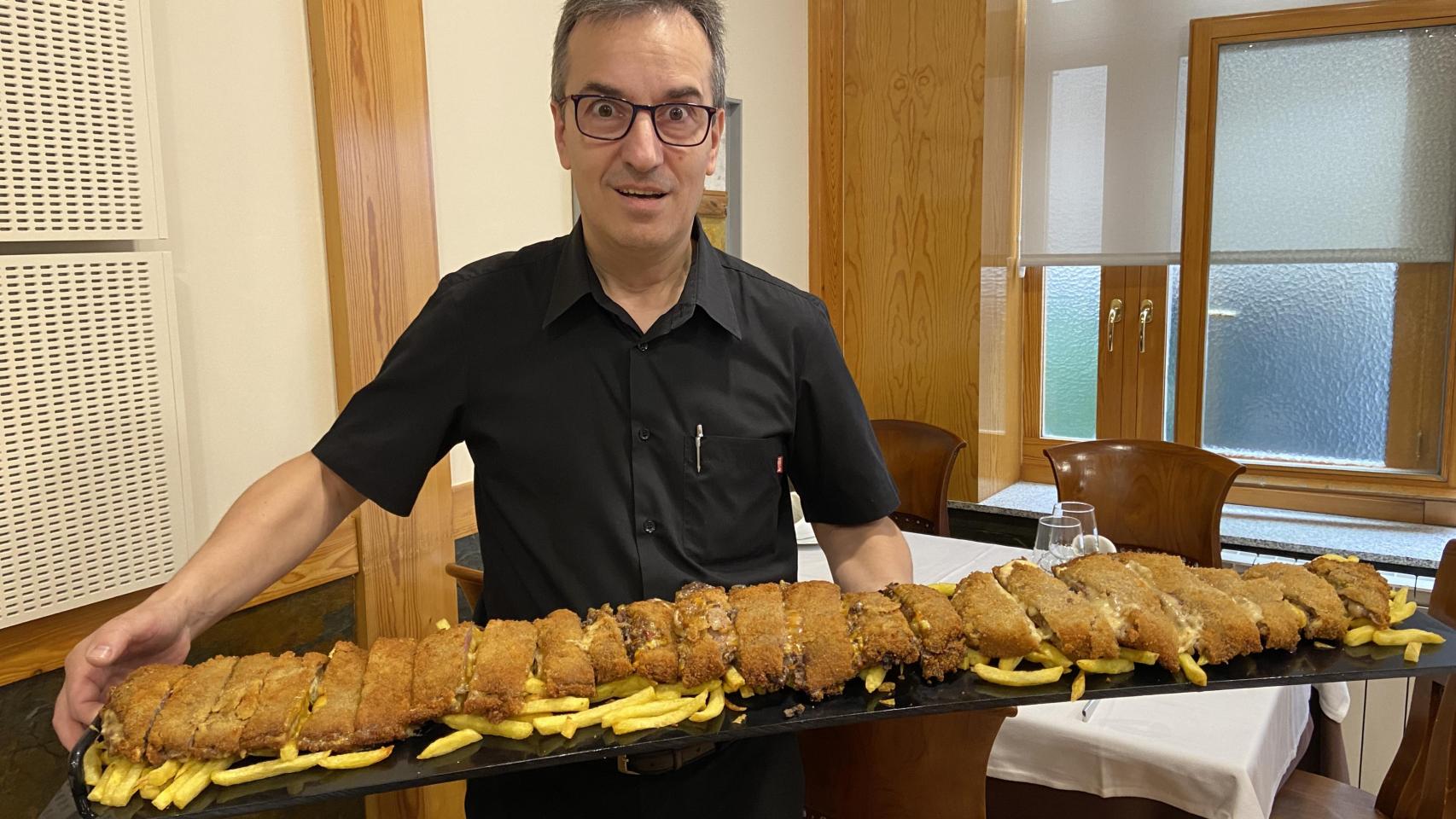 Tito Gómez, dueño de Urumea y creador del cachopo de un metro.