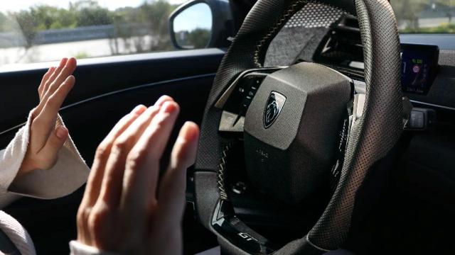 Montaje de un volante de Peugeot en un coche que admite la conducción sin manos.