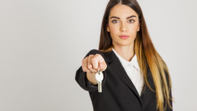 Mujer entregando las llaves de su casa.