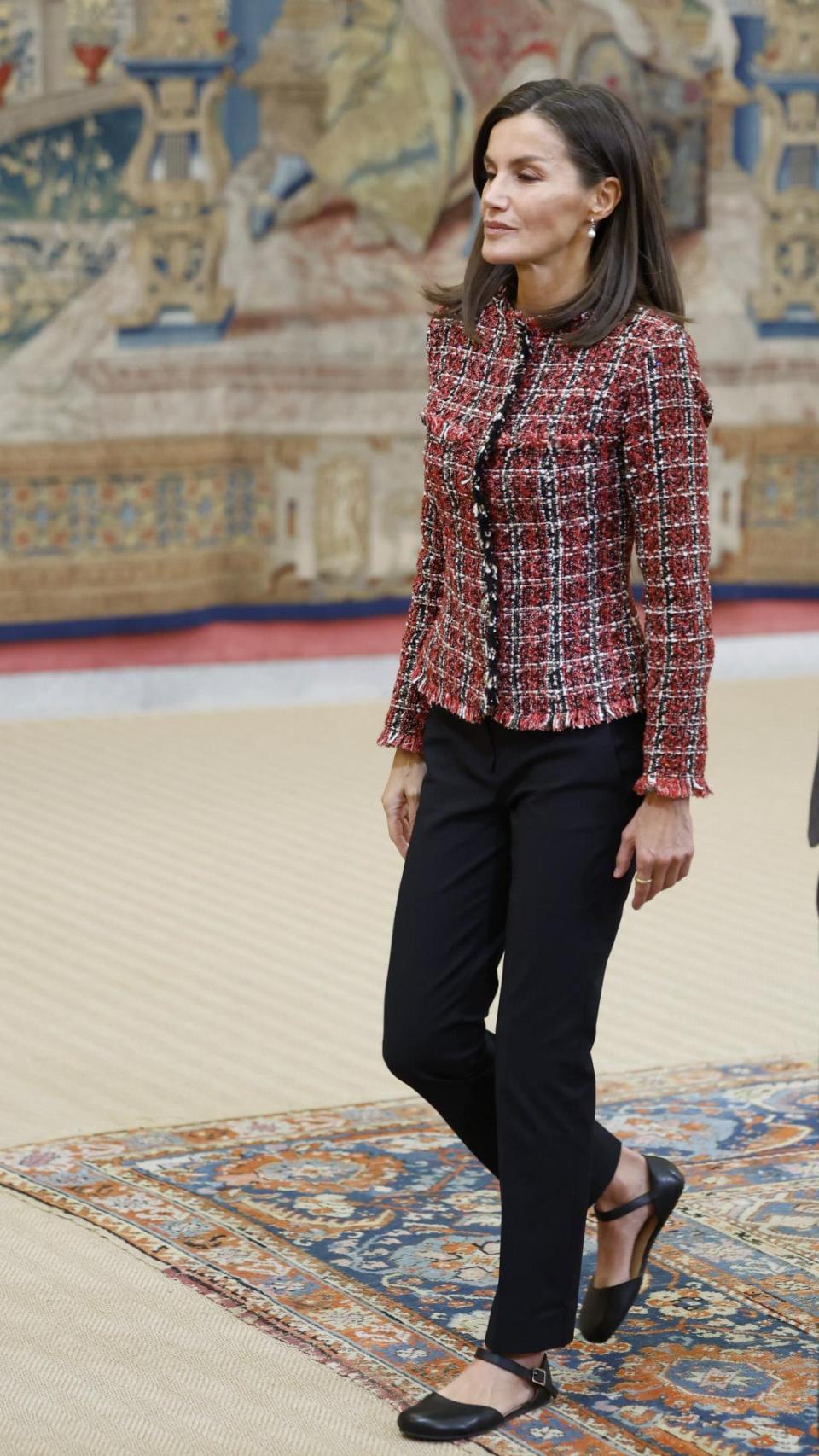 La Reina, con chaqueta de tweed confeccionada por mujeres de APRAM.