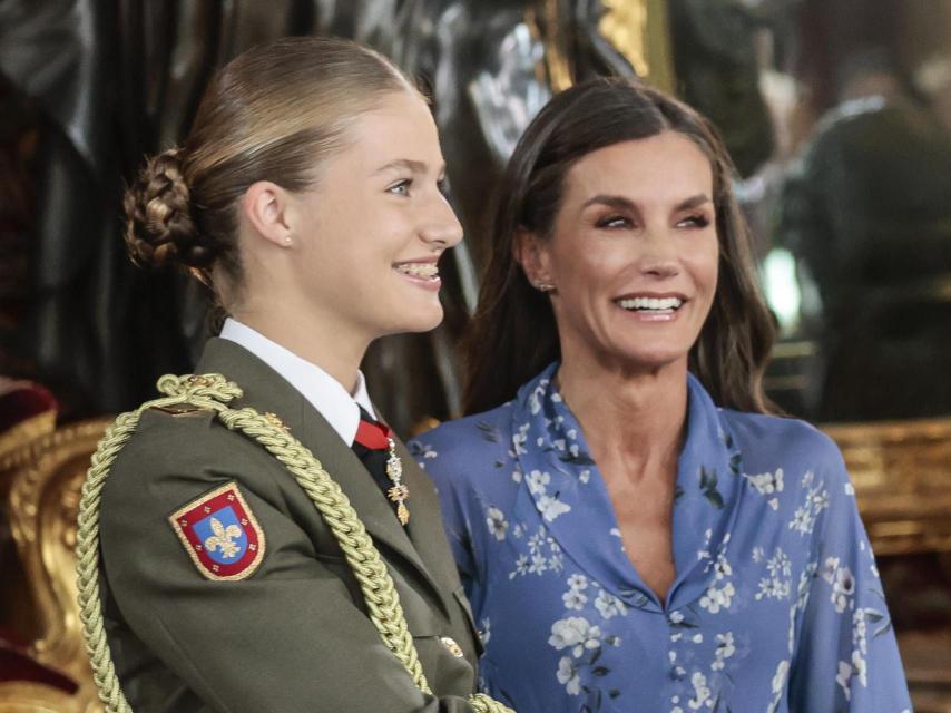 Leonor, junto a su madre, vestida de militar.