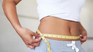 Ni ejercicio ni dieta: esto es lo que recomienda la Universidad de Harvard para perder peso a partir de los 50