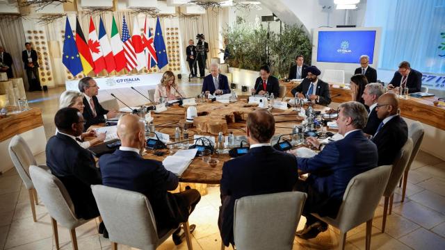Los líderes del G7 antes de comenzar la reunión en Italia este jueves.