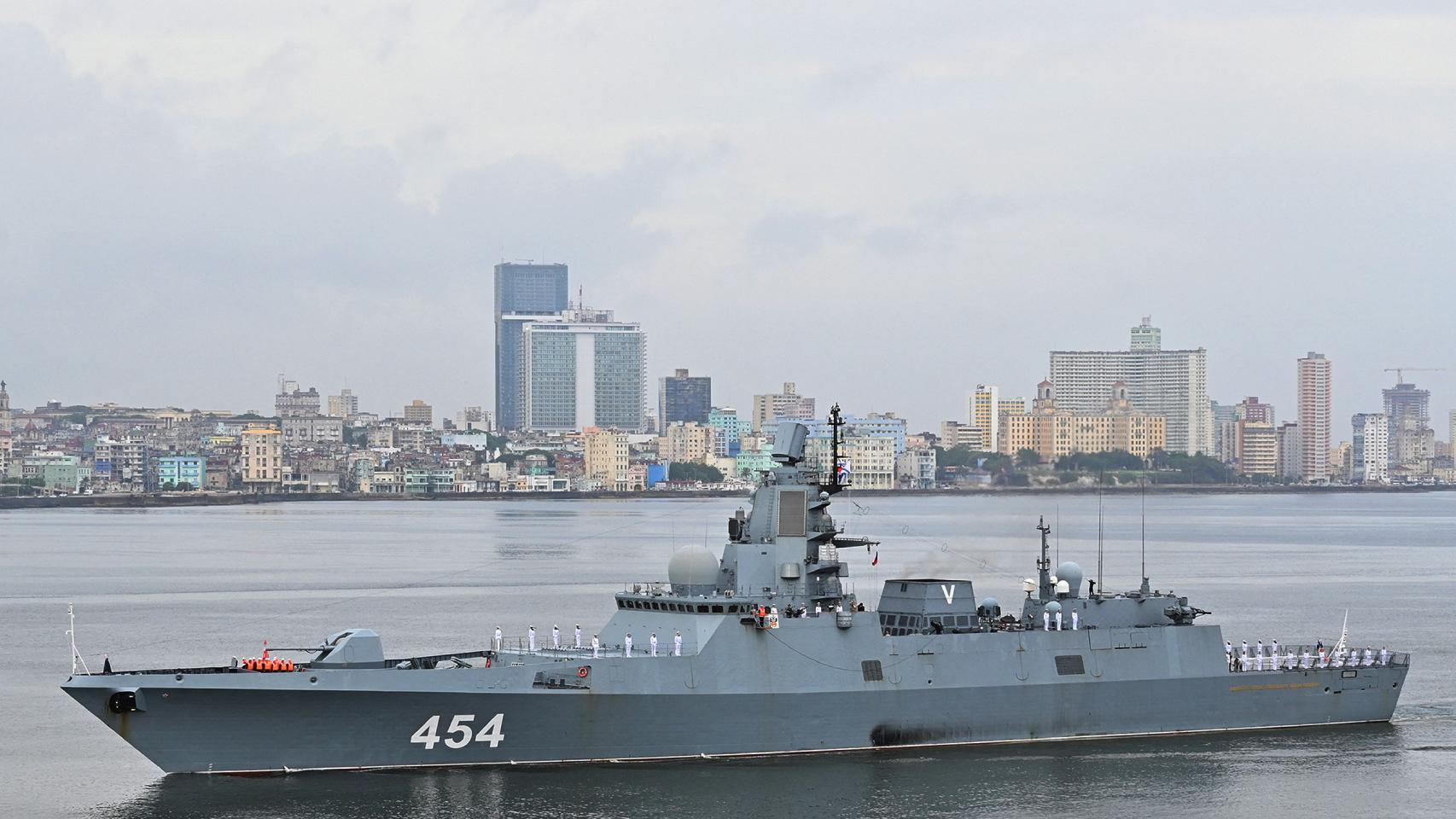 El buque de guerra Gorshkov ruso en La Habana (Cuba).