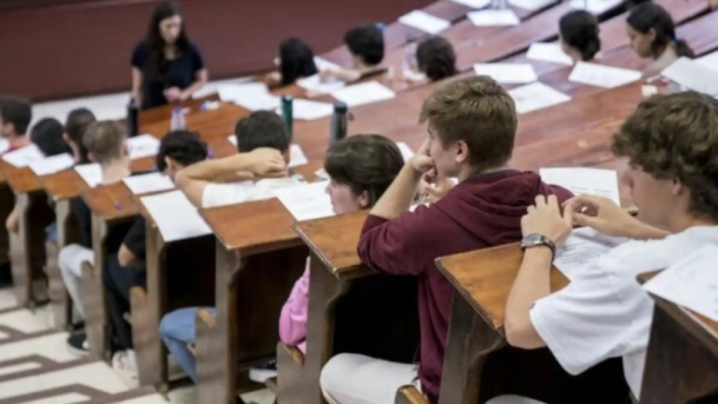 Alumnos en una sala de clase.