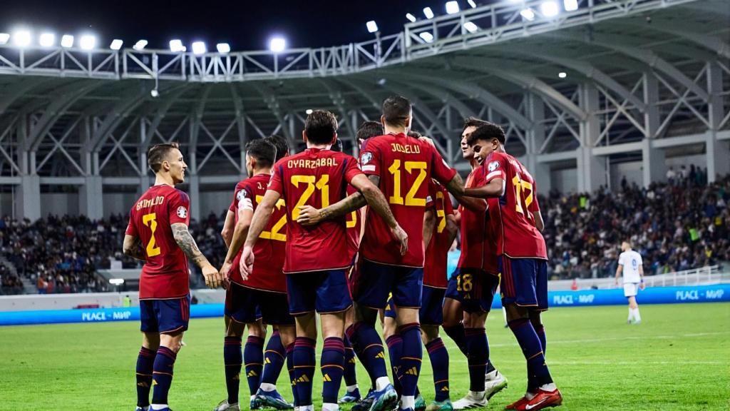 Joselu celebra un gol con la selección española de fútbol.