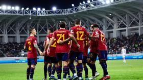 Joselu celebra un gol con la selección española de fútbol.