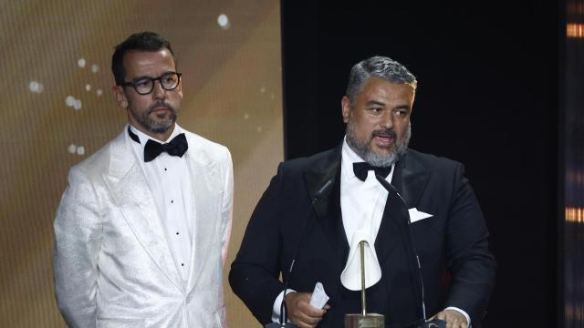 Álex Miralles y Nacho Aguayo, recogiendo el Premio de Honor a Pedro del Hierro