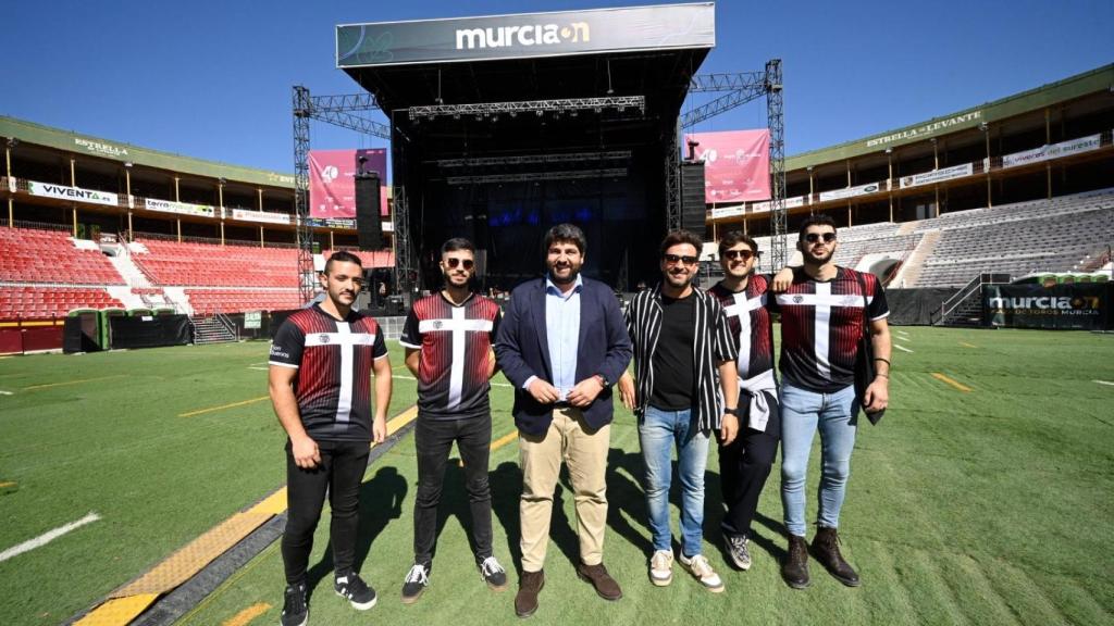 Los miembros de Arde Bogotá, posando con la elástica del FC Cartagena, del que son fans, junto al presidente de la Región de Murcia, Fernando López Miras, y el cantante Diego Cantero de Funambulista.