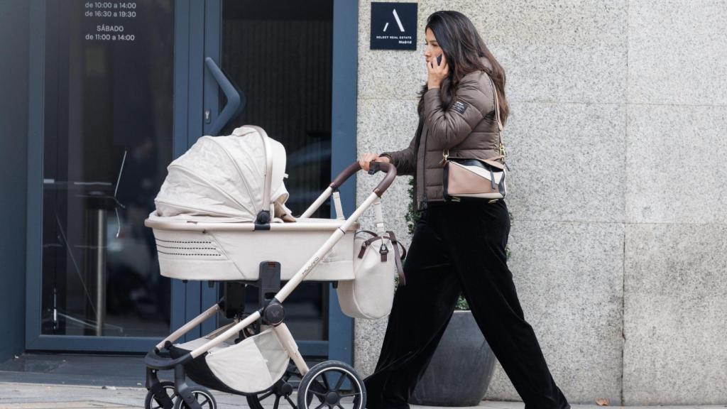 Gabriela Guillén, paseando a su bebé por las calles de Madrid.