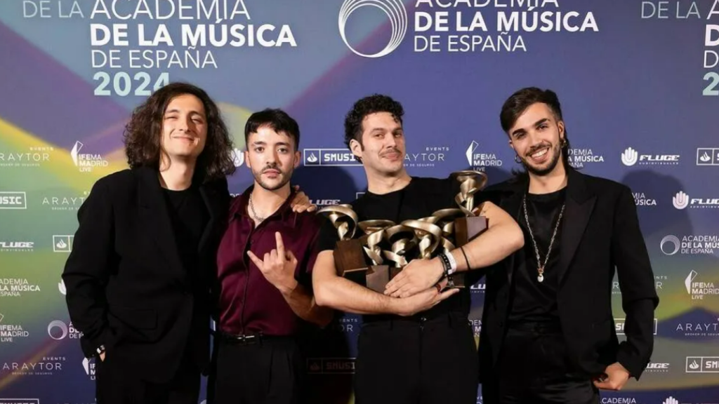 Antonio García (vocalista), Pepe Esteban (bajo eléctrico), José Ángel Mercader (batería) y Dani Sánchez (guitarra), este lunes, en los Premios de la Academia de la Música Española.