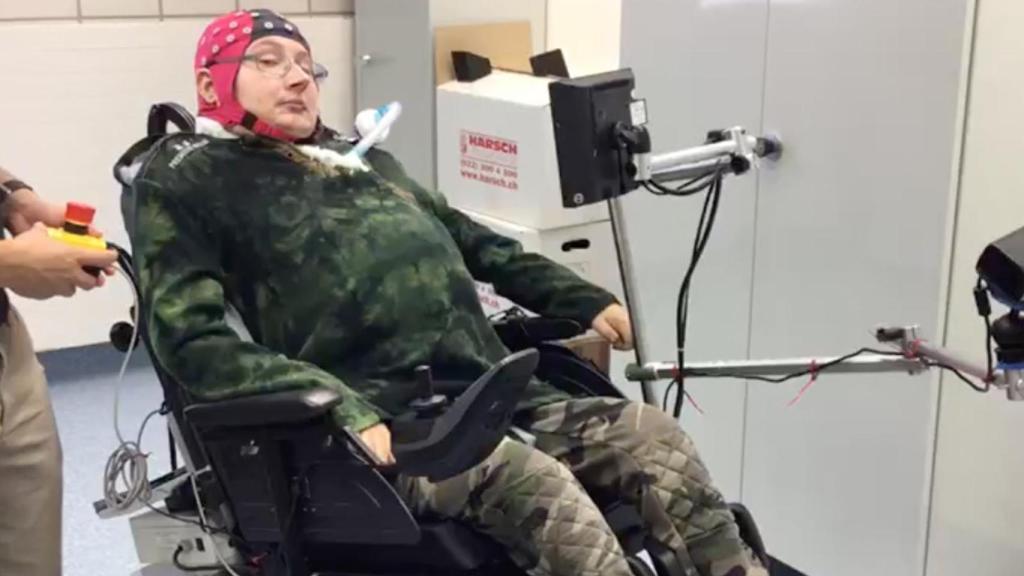 Uno de los pacientes con tetraplejía que logró mover la silla de ruedas con la mente.