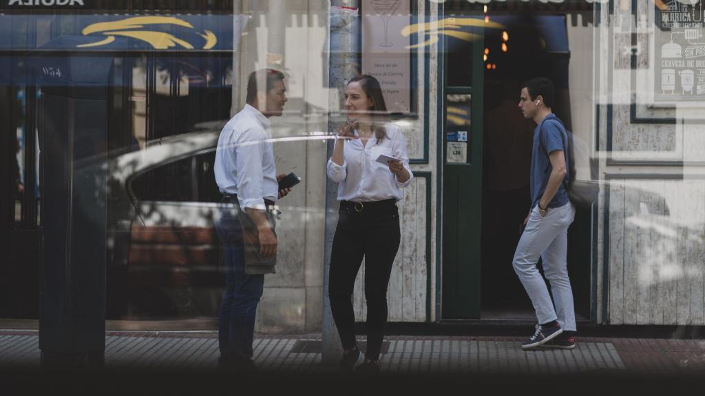 La periodista que hizo una prueba laboral como camarera, recibiendo explicaciones de un compañero.