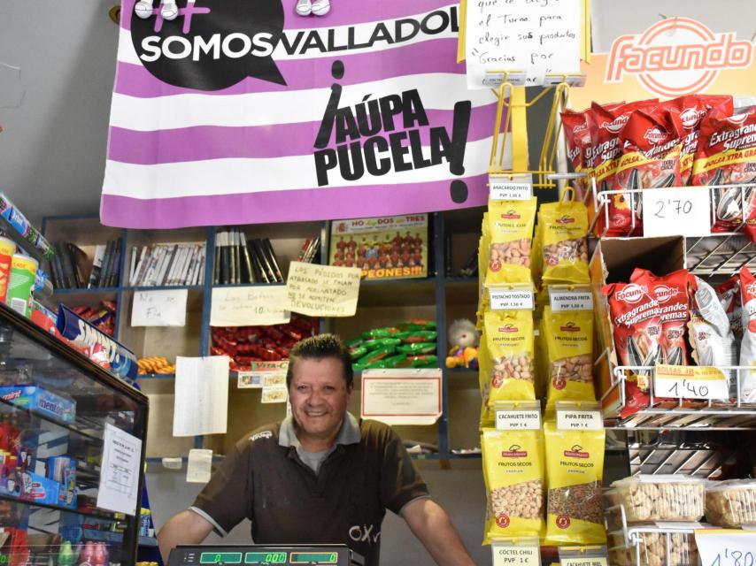 El mostrador del Kiosko Peque de Parquesol, donde hace su día a día Luis Panadero Ortega
