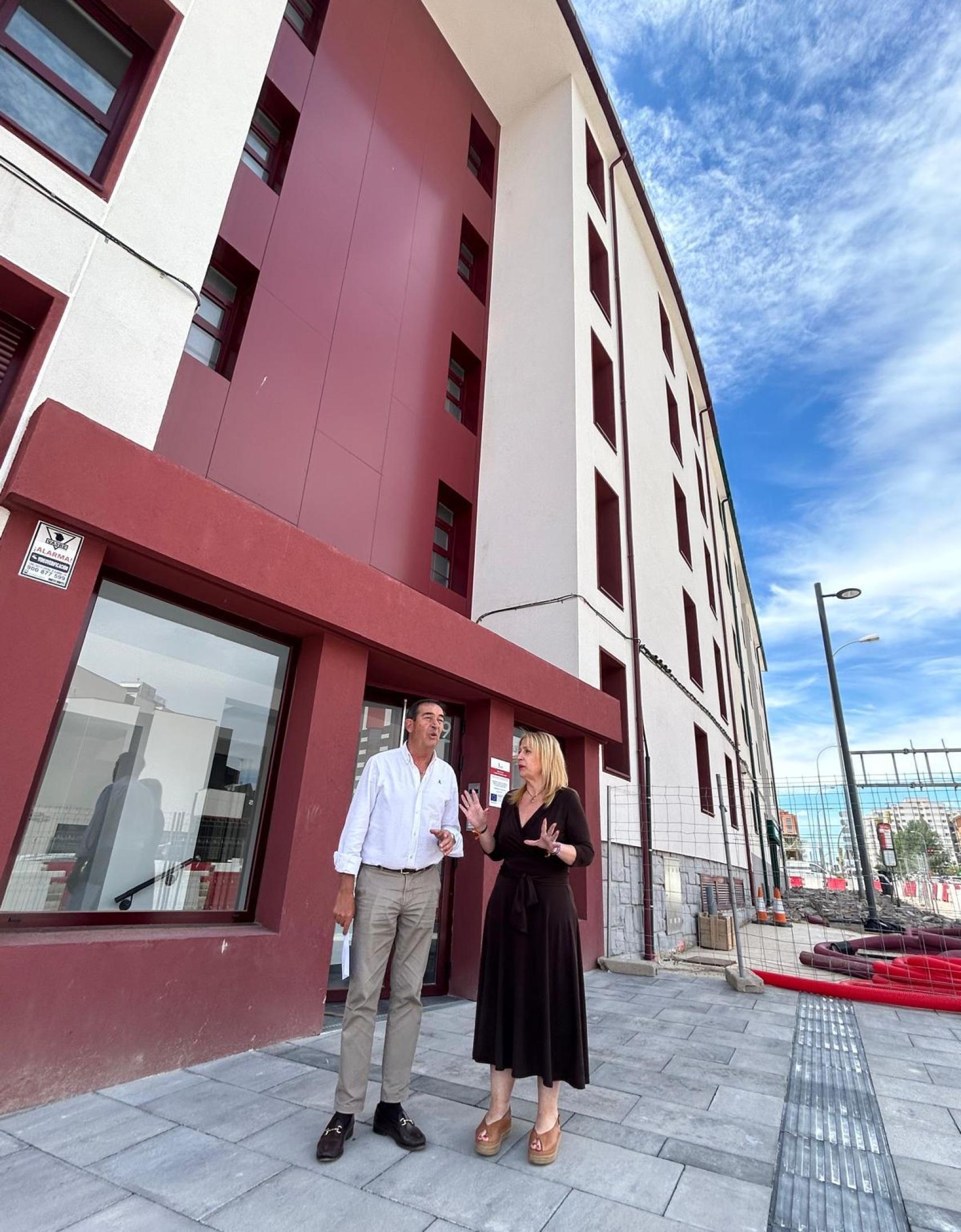 La delegada territorial, Yolanda de Gregorio, junto con el jefe del Servicio Territorial de Movilidad y Transformación Digital, José Luis Palacios, visitando el edificio