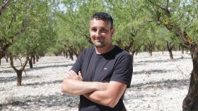 Ramón Sola en su campo de almendros.