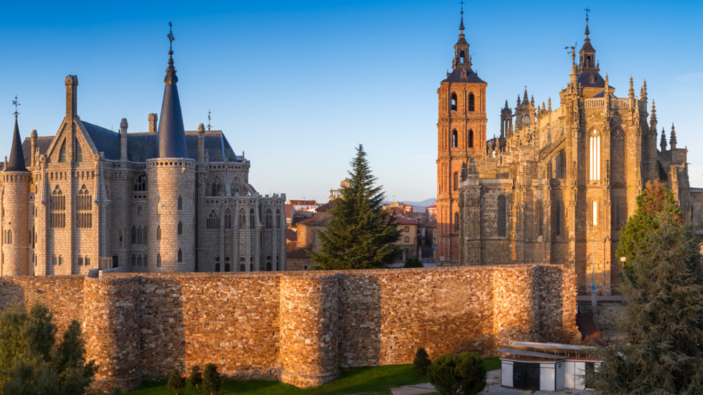 Panorámica del Palacio de Gaudí y Catedral de Astorga