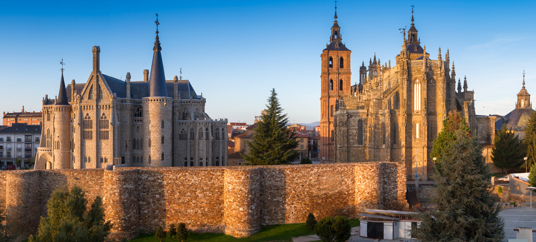 Panorámica del Palacio de Gaudí y Catedral de Astorga