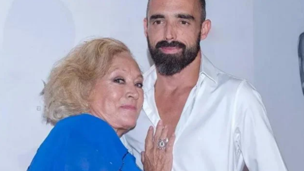 Mari Carmen junto a su único hijo, Miguel Almanzor, en una imagen de archivo.