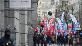Trabajadores se manifiestan ante el Banco de España para exigir mejores salarios.