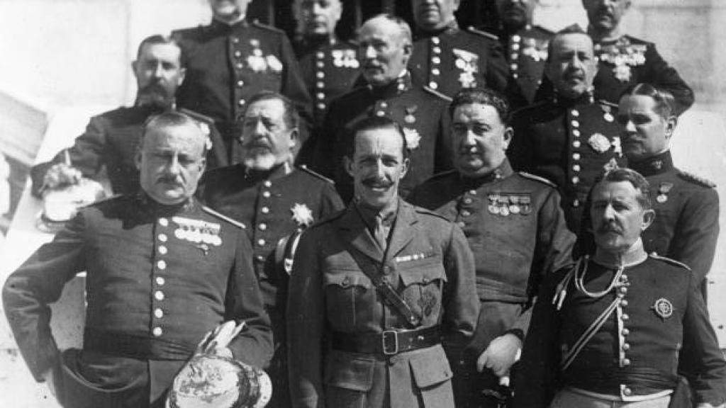 En la primera fila,  Primo de Rivera, Alfonso XIII y Cavalcanti.
