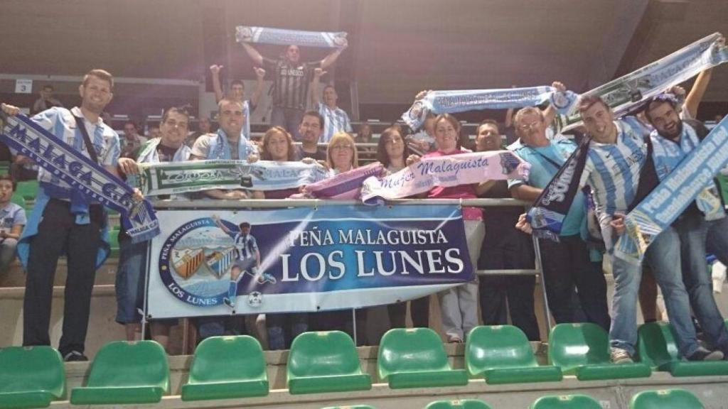 Ana, en el centro, con su peña, viendo un partido de Champions en Oporto.