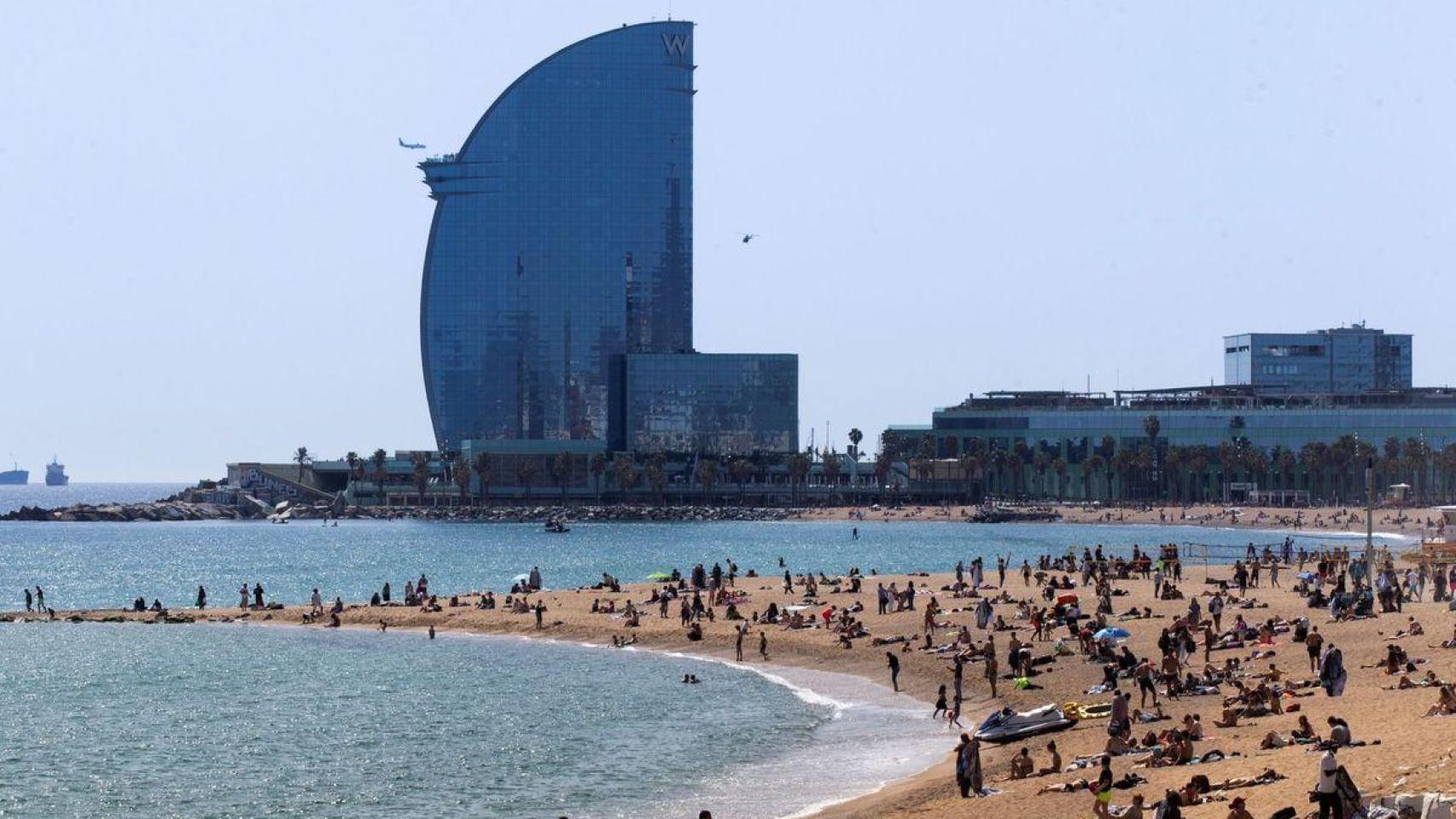 Imagen de archivo de la playa de la Barceloneta (Barcelona).